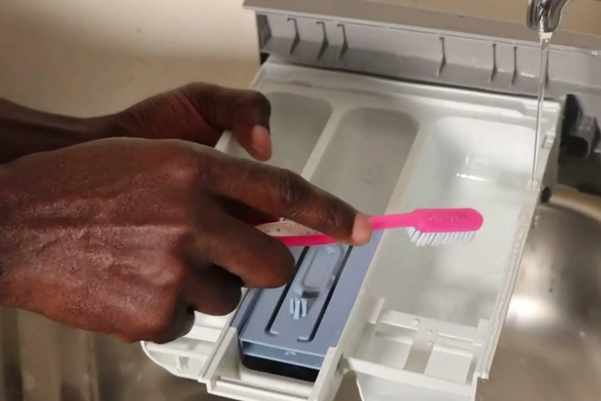 Cleaning and disinfecting the washing machine's soap drawer