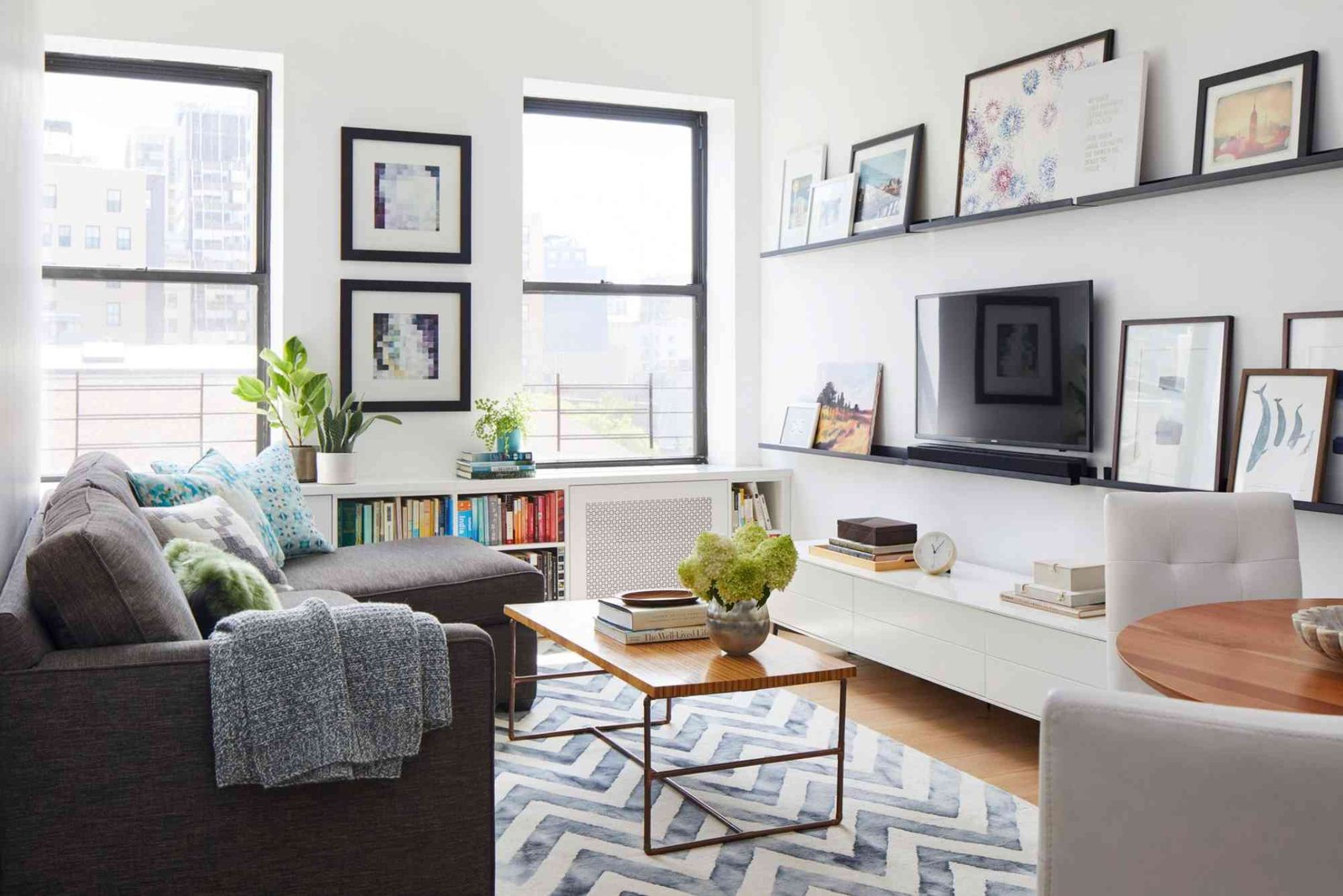 How to Decorate an Efficiency Apartment: Minimalist and Multi-Use Ideas