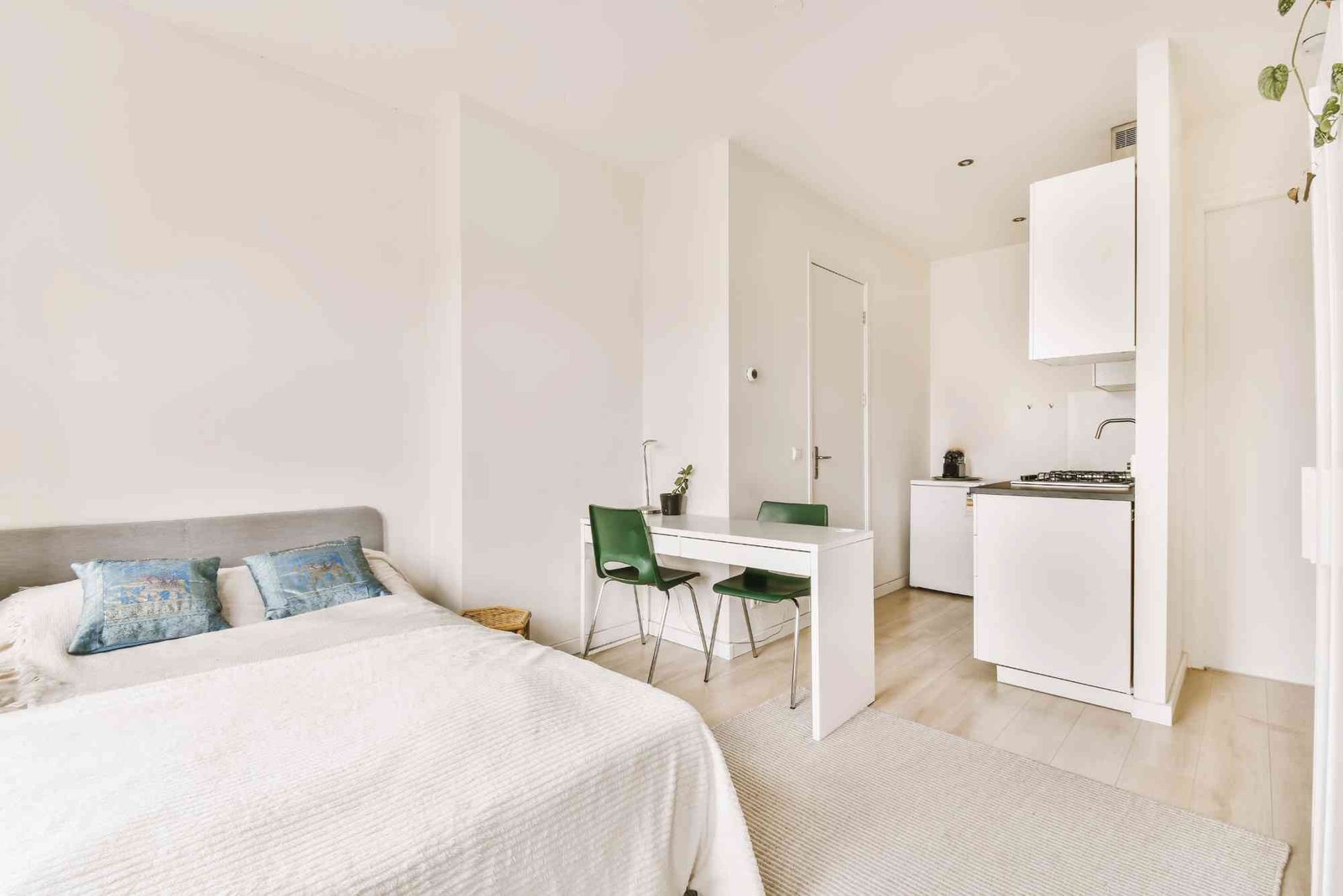 10 Space-Saving Ideas to Maximize Space in a Studio Apartment